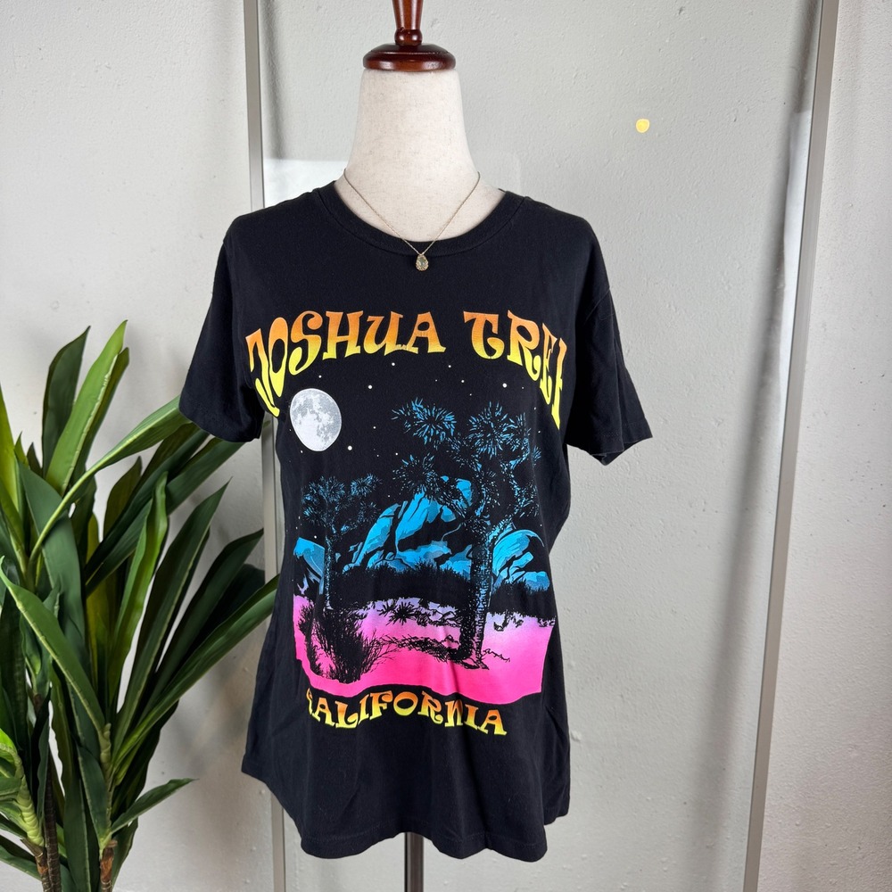 Festival Retro Indie Sleaze Joshua Tree California T-Shirt Black Graphic Tee M